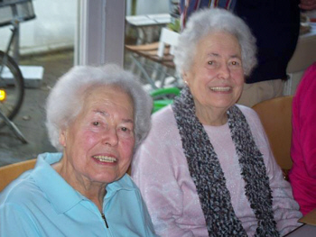 Die Zwillinge Christa Appelmann (re) und Ingrid Brümmer